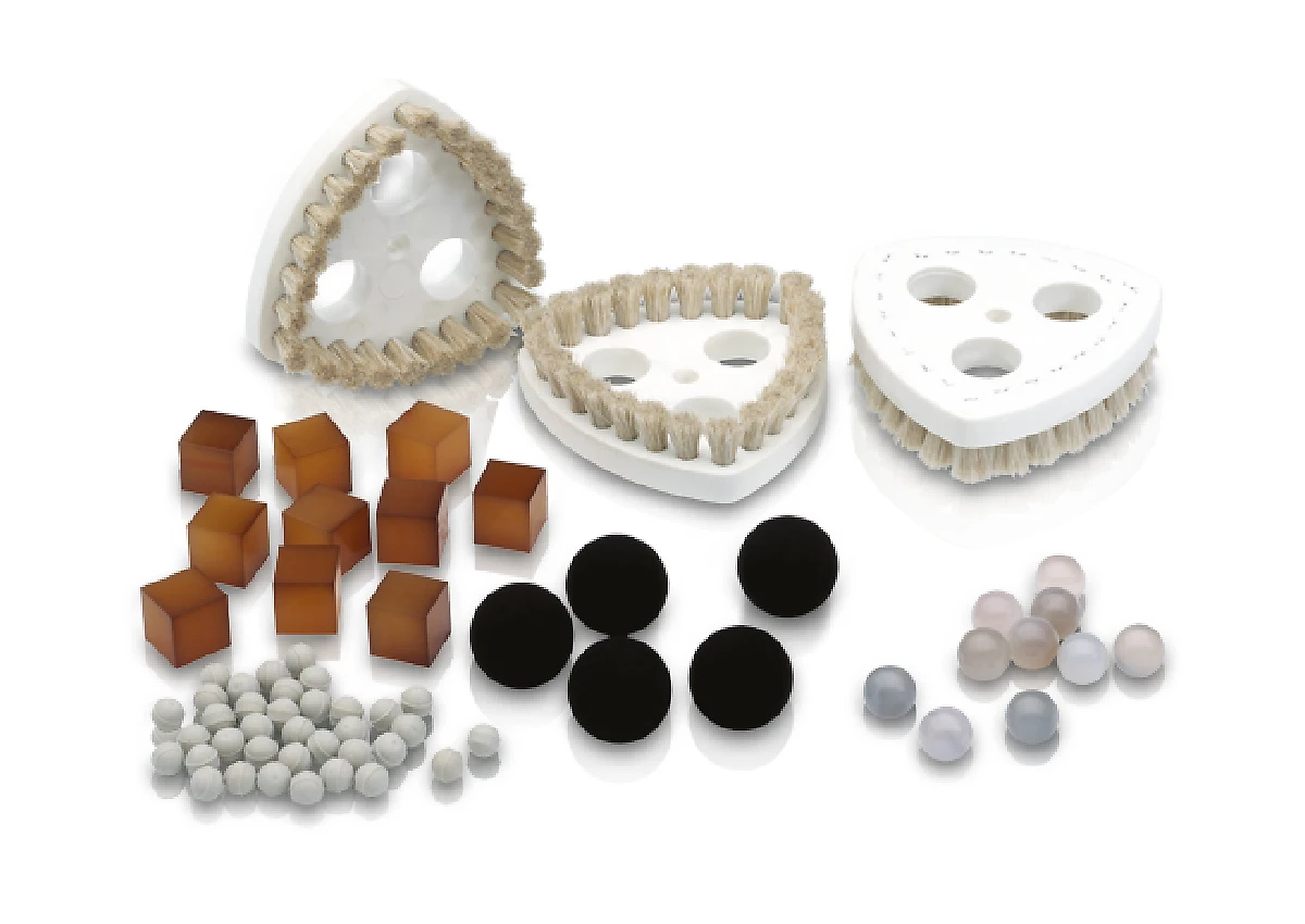 Sieving aids for vibratory sieve shakers: rubber cubes, plastic rings, balls and brushes