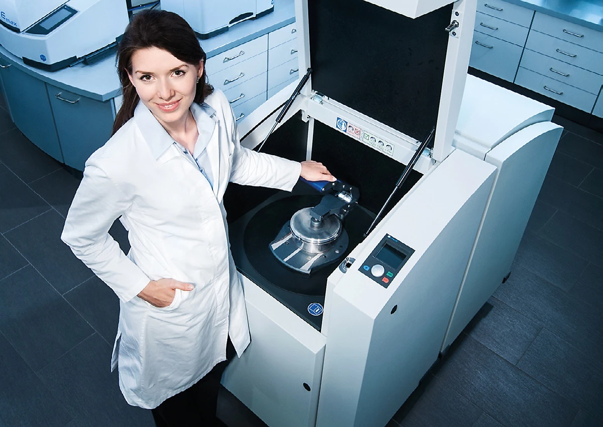 Scientist at a vibratory disc mill