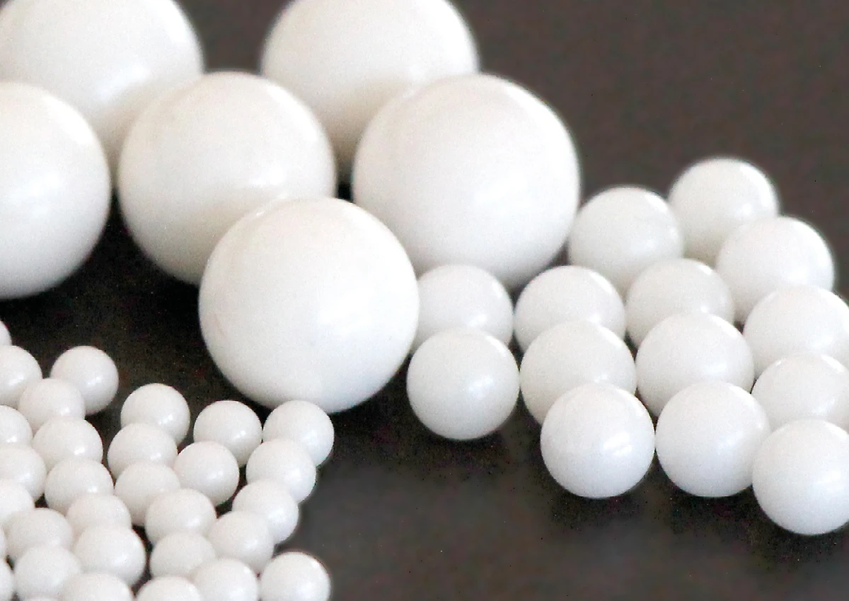 White zirconium oxide grinding balls used in the Emax