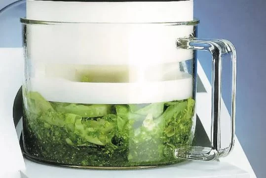 GM 200 grinding container with lettuce, during grinding