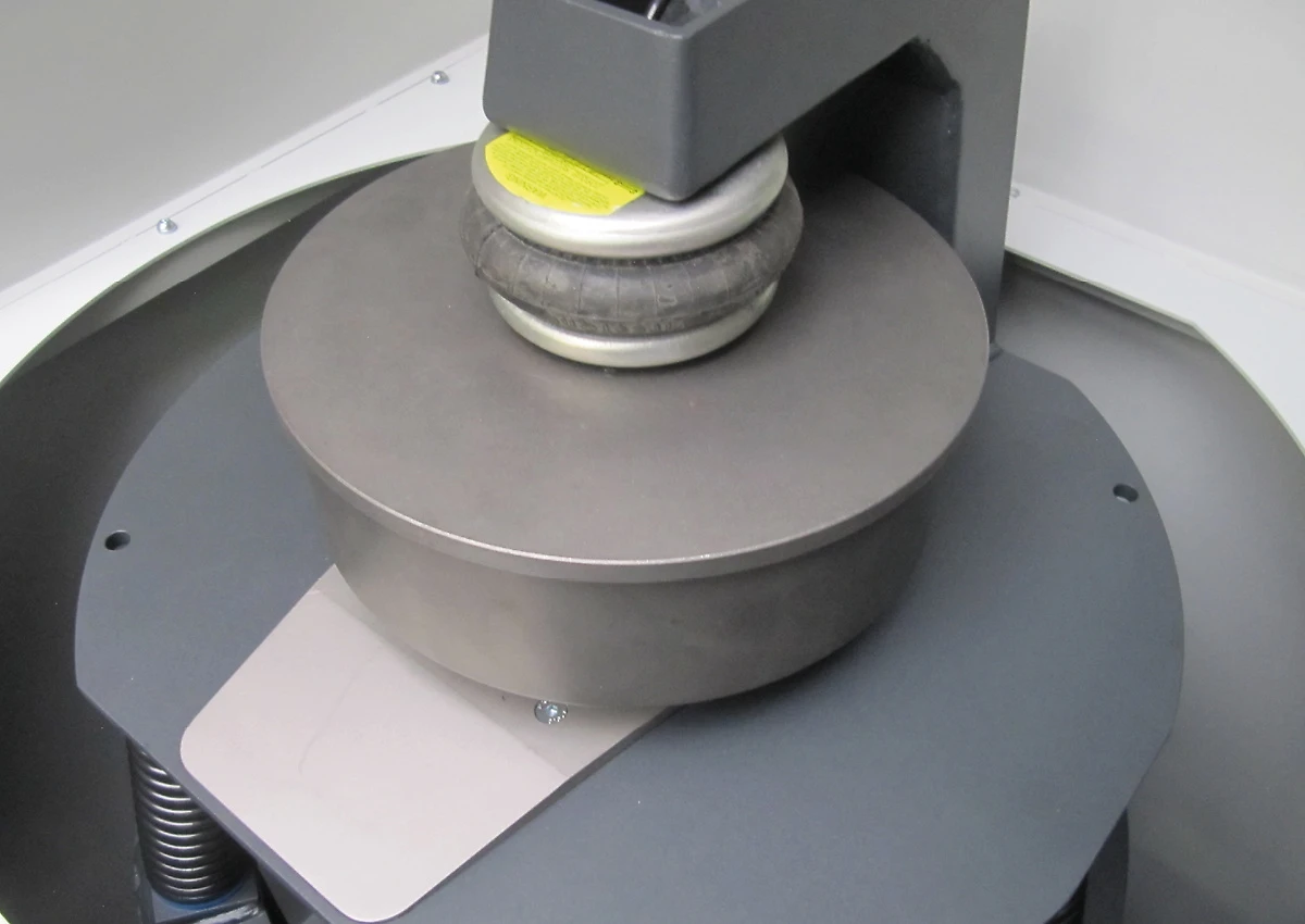 Close-up of a grinding set clamped in the RS 300