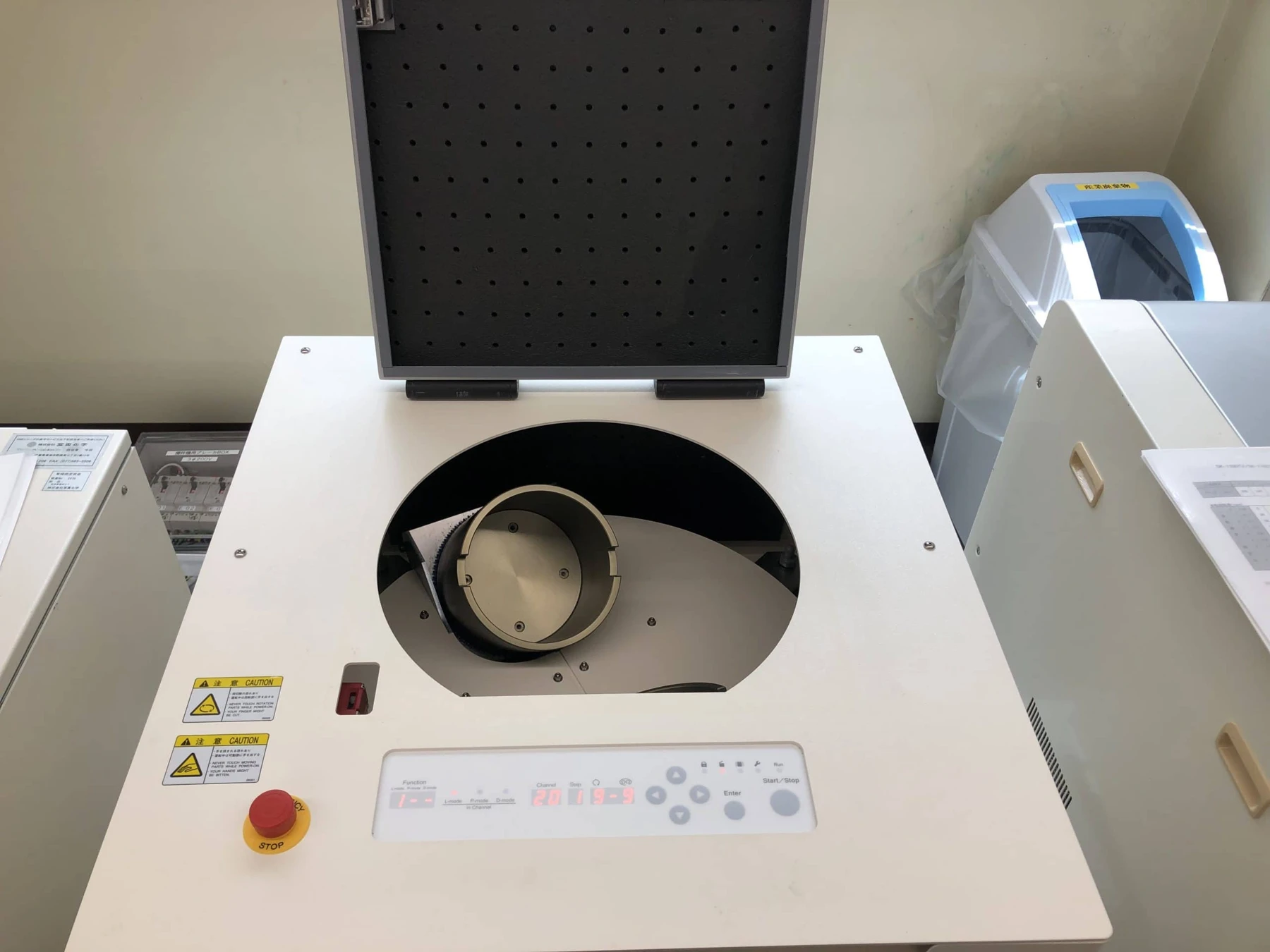 Representative family view: SK-2000T planetary centrifugal mixer with the cover open in a lab