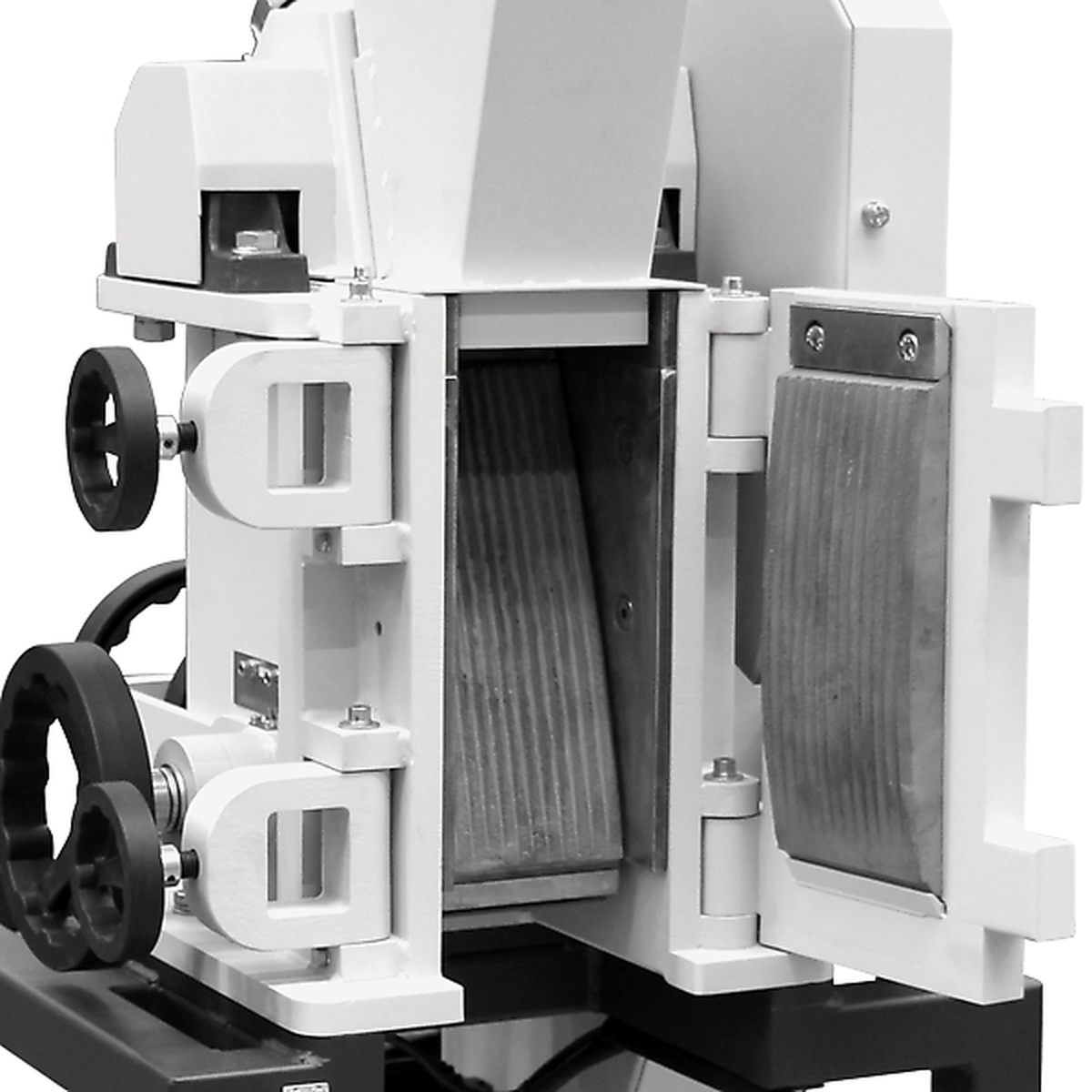 Front-door access to the jaw crusher chamber