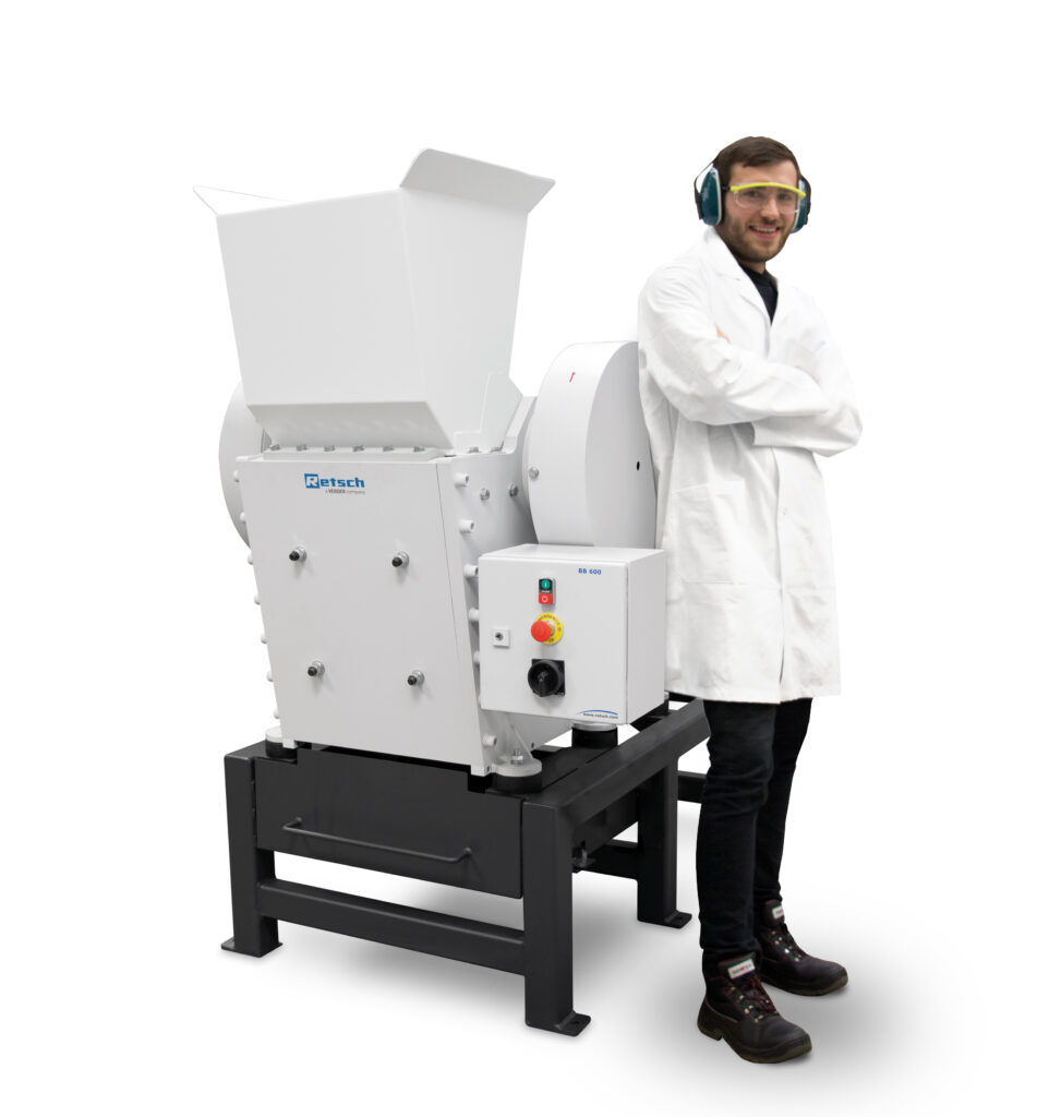 Operator beside the BB 600 jaw crusher